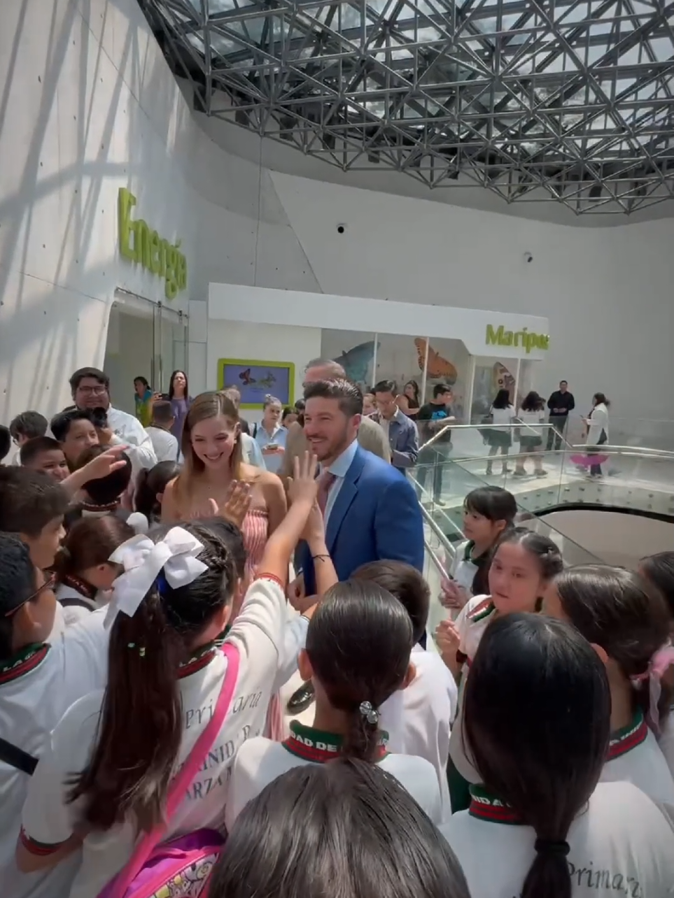 A post by @samuelgarciasepulveda on TikTok caption: Visitamos el Papalote Museo del Niño y los grupos de estudiantes que estaban ahí nos recibieron muy bien, ¿o no Chavacana?🦁🪁