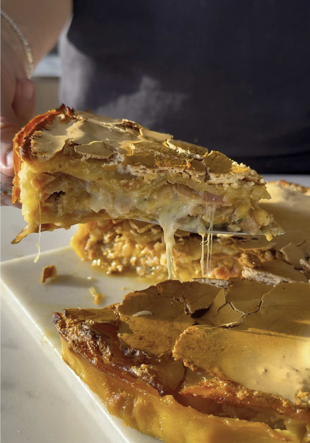 A post by @lasrecetasdesimon on TikTok caption: TARTA FOSFORITO: Un clásico llevado a otro nivel ✨🥧 • Dos cosas que todos amamos son la tarta y el fosforito de jamón y queso, así que… ¿qué puede ser mejor que combinarlos? Esta tarta la vi en redes algunas veces y no podía no probarla. Realmente queda increíble 🤩 • 𝕀𝕟𝕘𝕣𝕖𝕕𝕚𝕖𝕟𝕥𝕖𝕤: • 2 Tapas de Tarta Hojaldrada 🥧 • 1 Cebolla Blanca 🧅 • 1 Cebolla Morada 🧅 • 1 Diente de Ajo 🧄 • 300gr de Jamón Cocido 🥓 • 500gr de Queso Cremoso 🧀 • Sal y Pimienta a Gusto 🧂  • 1 Huevo 🥚 • Para el Glasé: • 100gr de Azúcar Impalpable 🍬 • 1 Clara de Huevo 🥚 • Una tarta con mucho sabor y un glasé que la rompe toda. ¡Sin dudas, es un 10! 💪🏻✨ • #tarta #jamonyqueso #queso 