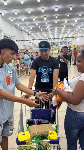 A post by @alexisvargass__ on TikTok caption: El mercado de la bendición🙏🏼🥹 @Mister plaza #bendiciones #mercados #ayudas 