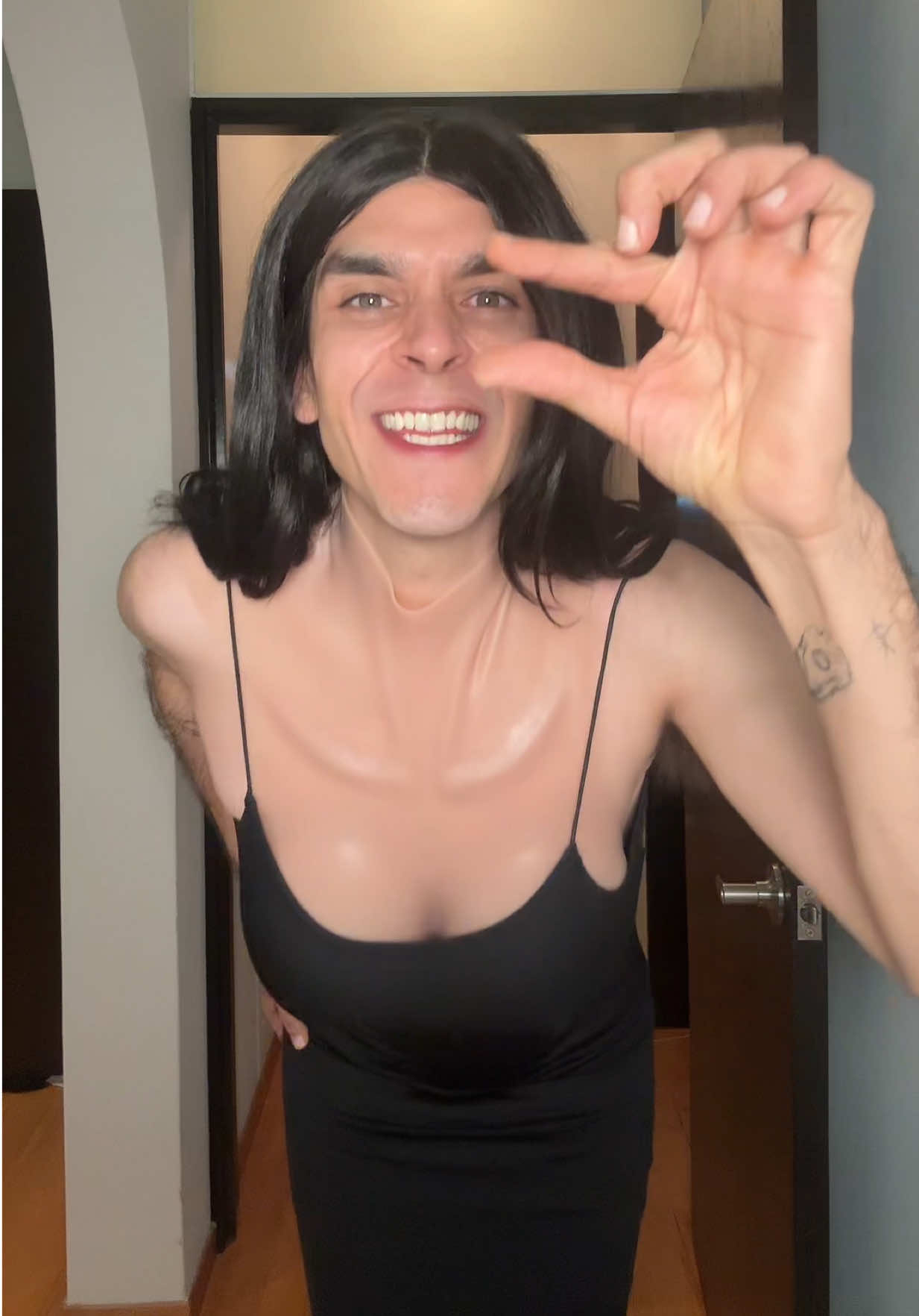 A post by @andresgjohnson on TikTok caption: La que siempre tiene celos de su novio feo #comedia #andresjohnson 
