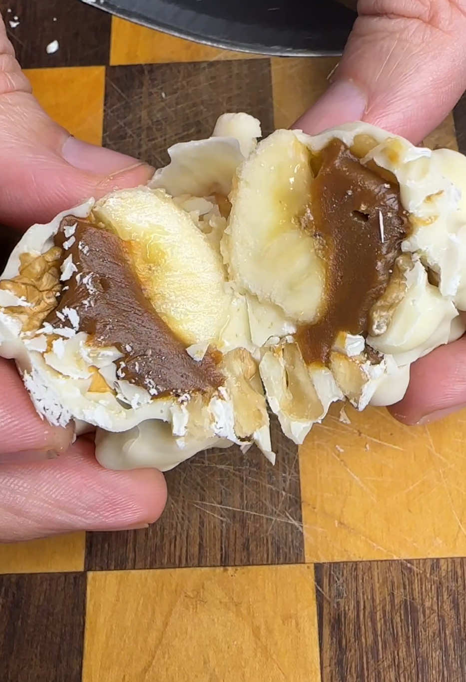 A post by @brutacocina on TikTok caption: PROBANDO RECETAS VIRALES  Bombones de banana y chocolate  #chocolate #banana #postre #bombon 