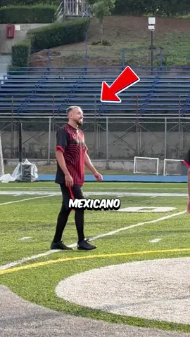 A post by @soybanaz on TikTok caption: Cumplí un sueño y vaya que fue una experiencia priceless de la mano de @mastercard.latam que nos hizo vivir un momento único! Jugar con Héctor, siendo una leyenda de la UEFA Champions League, no tiene precio.