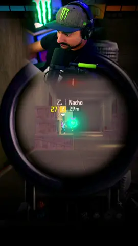 A post by @memounstro on TikTok caption: SAKURA CHIQUITO DANDO ROJOS EN FREE FIRE #freefire