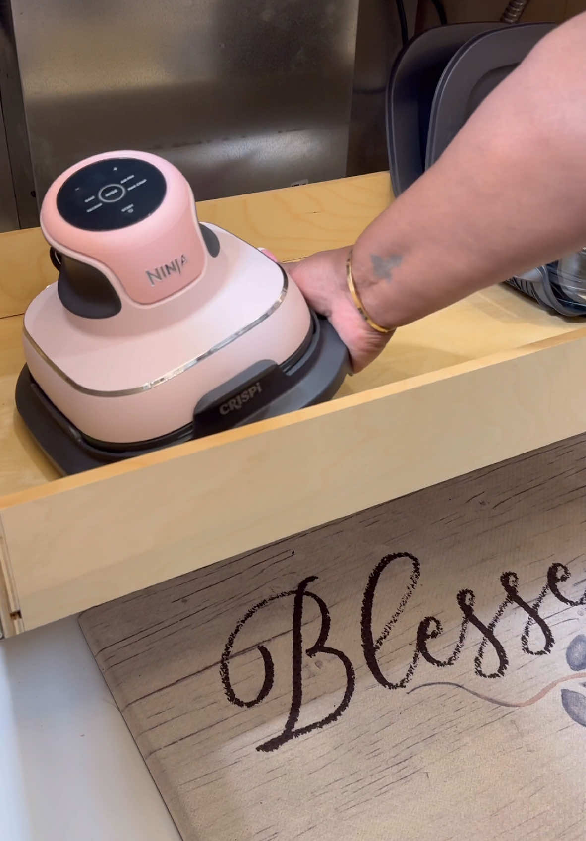 A post by @operation_niki on TikTok caption: Shop the link in my bio if you’re ready to ditch the dishes 👏 #NinjaPartner #NinjaCrispi @Ninja Kitchen #cleanhome #clean #organizedhome 