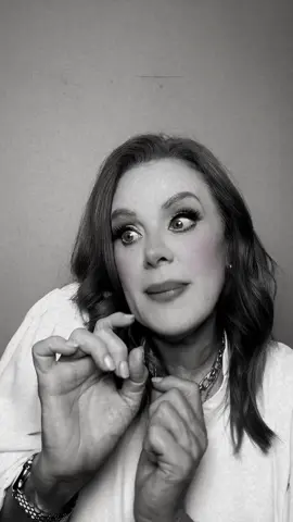 A post by @erikabuenfiloficial on TikTok caption: Bonito viernes #fyp #parati