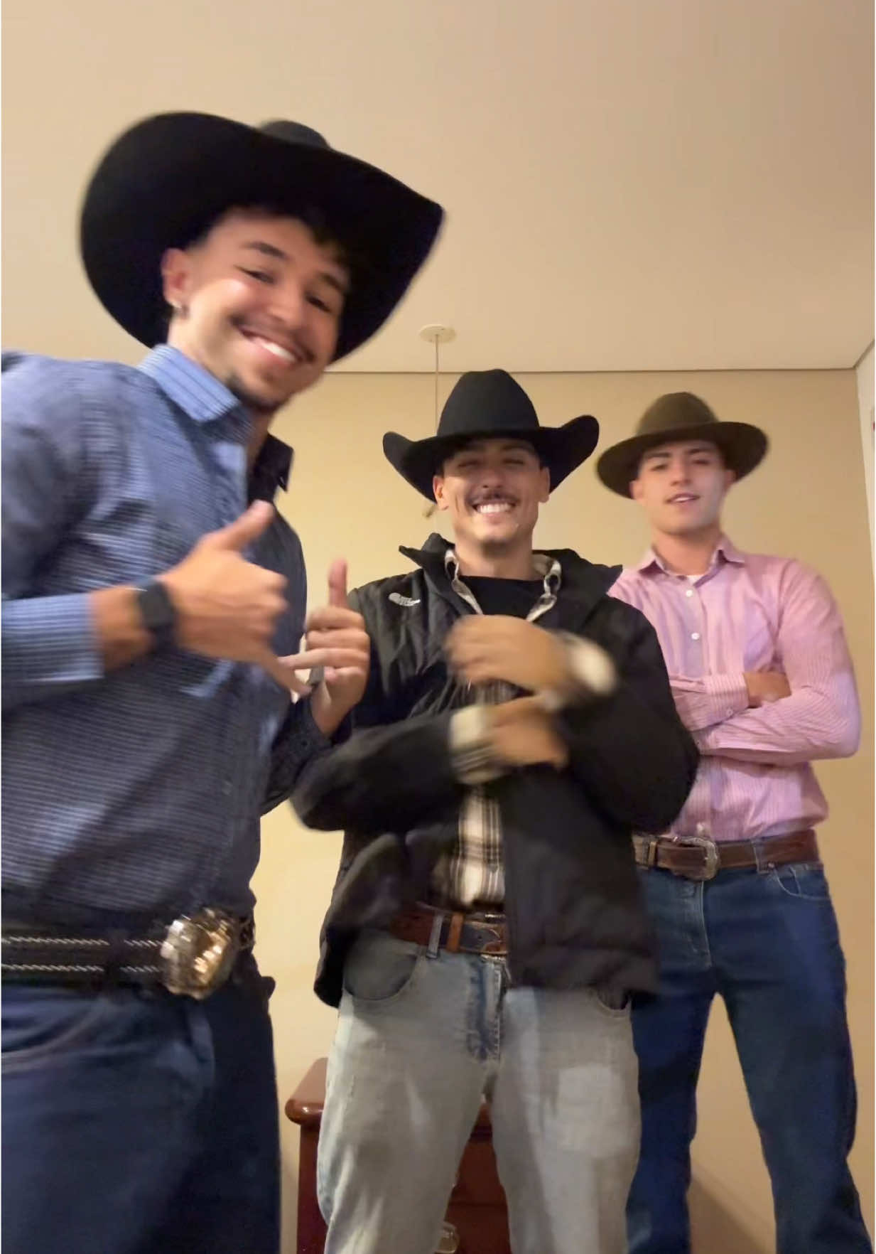 A post by @uailazaro on TikTok caption: aquescara que vai no rodeio