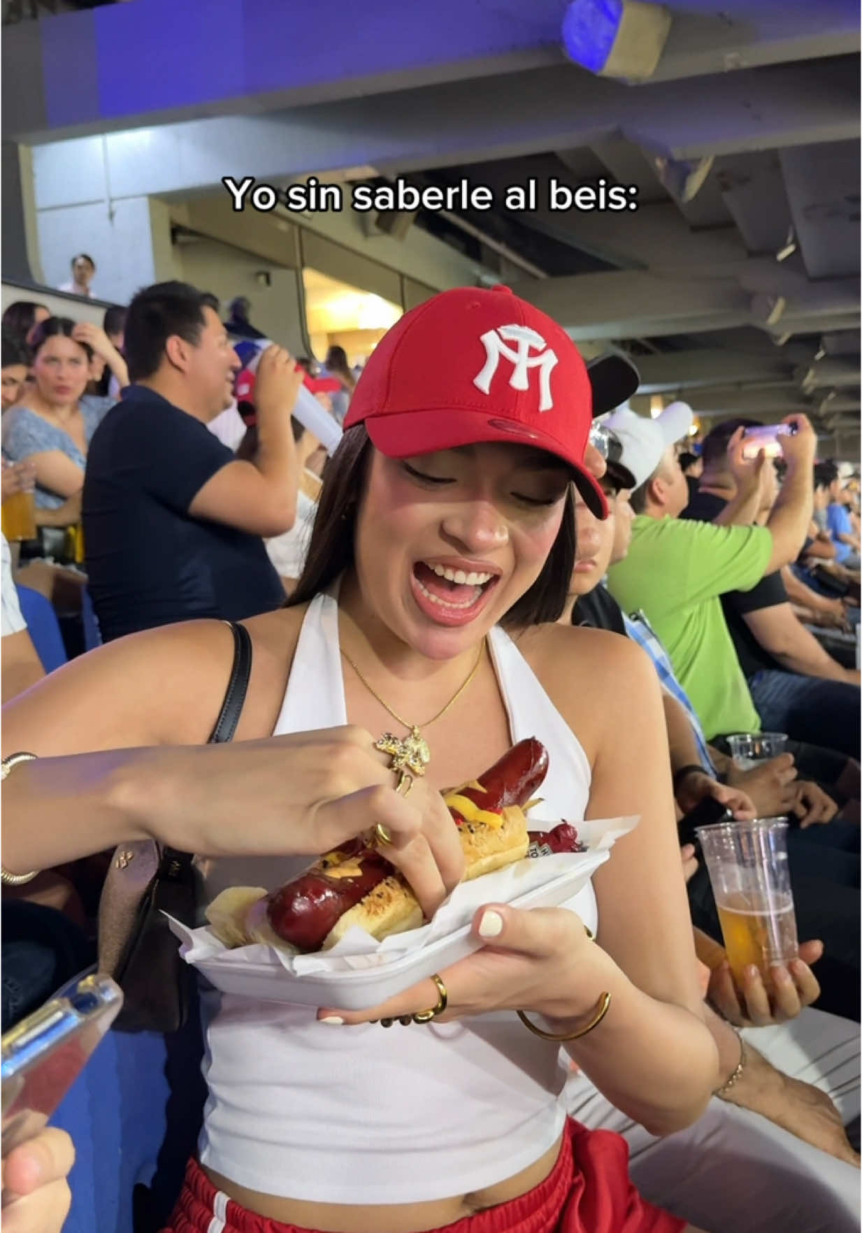 A post by @mia.salinass on TikTok caption: ambiente 10/10 jajaj⚾️🌭 #fyp #sultanes #beisbol 