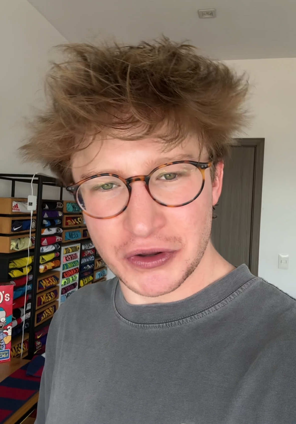 A post by @alextachers on TikTok caption: Pero bueno, sigamos preguntando 🤷