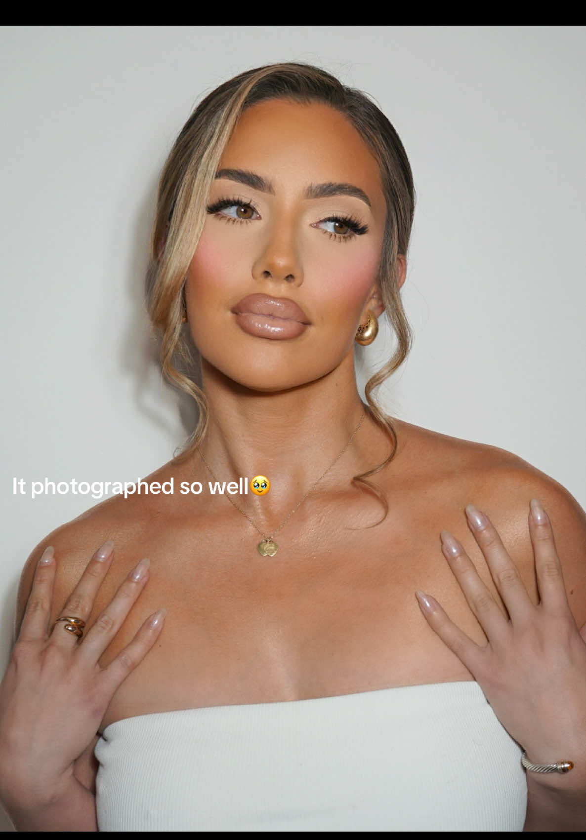 A post by @makeupbydwiggs on TikTok caption: Bridal trials are definitely a must before booking your actual day that way you know if the artist is right for you 🤍✨ HAIR BY @estephanieexx ✨🤍 #fy #fyp #fypシ #dallasmua #softglam #bridalmakeup #dallasbridal #makeupbydwiggs #wendyortiz #viralvideo #tiktokshop 