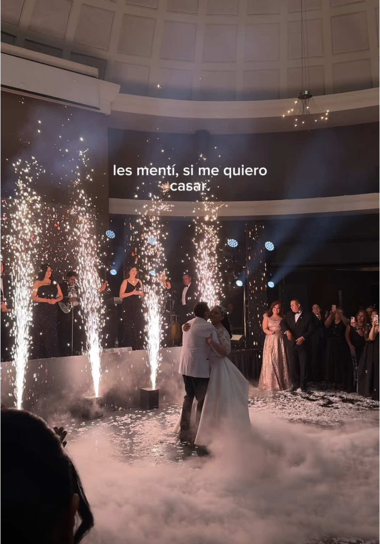A post by @mia.salinass on TikTok caption: siempre si😭 #fyp #boda #vals #amor #amoralaantigua 