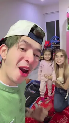 A post by @sebasgal11 on TikTok caption: 24H en la HABITACIÓN de mis HIJOS 🤯😭
