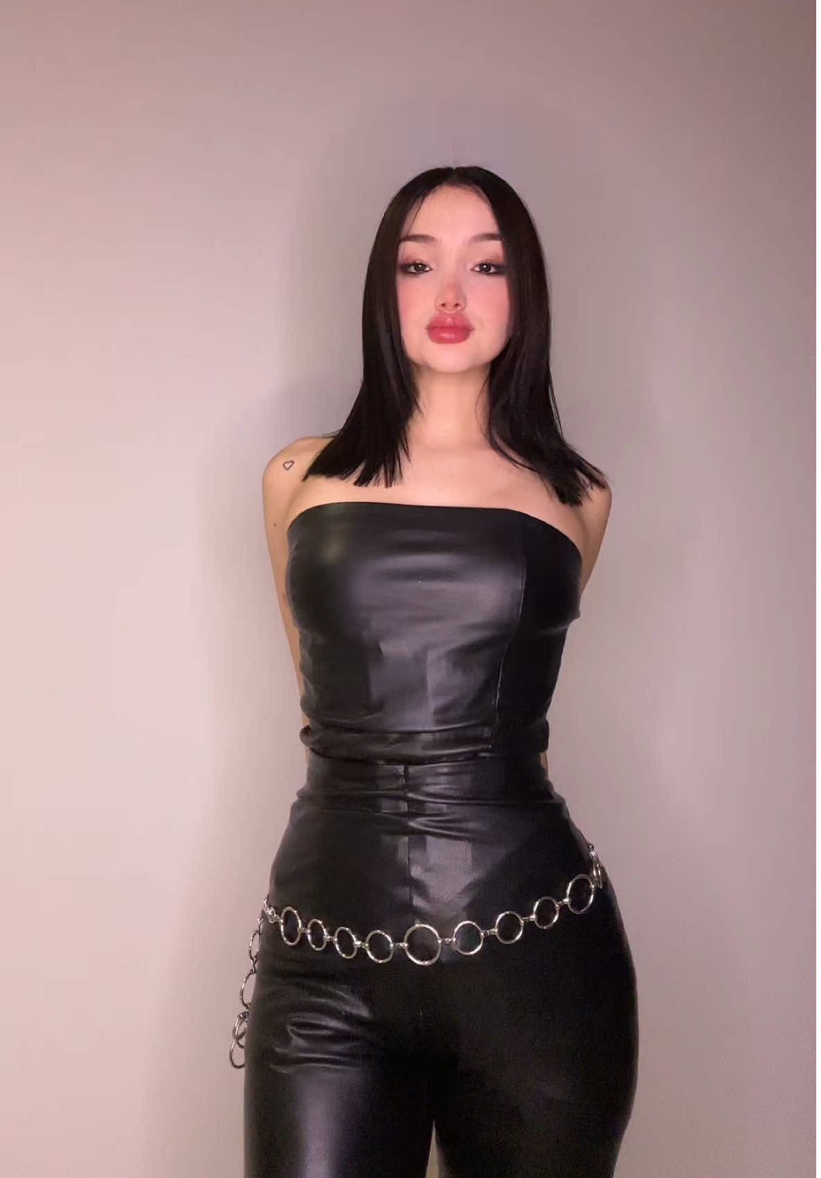 A post by @.marianay on TikTok caption: Les gusta mi nuevo look?😳🖤#fypシ゚ 