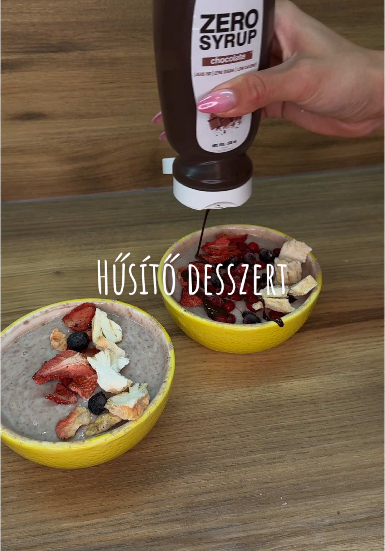 A post by @retegi_ticia on TikTok caption: 🍒 Csokis-cseresznyés hűsítő desszert reggelire vagy nasira! 😍 Ez most nagyon betalált – egyszerre krémes, édes és frissítő! 🌞🍫 Hozzávalók (2 főre): – 1 pohár natúr vagy kókuszos növényi joghurt – 1 adag GymBeam csokis-cseresznyés fehérje – 2 ek zabpehely – 1 tk chiamag – friss vagy fagyasztott gyümölcsök (pl. cseresznye, eper, málna) – GymBeam Zero szirup (nálam most csokis és epres 🤤) Így készül: 	1.	A joghurtot elfeleztem, belekevertem a fehérjét. 	2.	Most kellett volna a zab és a chiamag is – ti ne felejtsétek el! 😅 	3.	Jöhet a gyümi és a Zero szirup a tetejére – és már kész is ez az isteni édes, de mégis egészséges desszert! 💡 Tipp: hűtve még krémesebb és hűsítőbb! Próbáljátok ki, és írjátok meg, ti melyik GymBeam fehérje + szirup kombót próbálnátok ki legközelebb!👇✨ #gymbeam #zerohero #fehérjebomba #egészségesdesszert #proteinrecept #nasira #reggelire #gyümölcsösfinomság