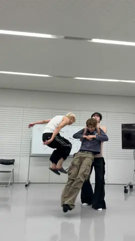 A post by @riize_official on TikTok caption: 𝔀𝓮𝓵𝓬𝓸𝓶𝓮 𝓡𝓘𝓘𝓩𝓔 𝓵𝓪𝓷𝓭 🎡 #RIIZE #라이즈  #EUNSEOK #은석 #SUNGCHAN #성찬 #SOHEE #소희 #RISEandREALIZE 