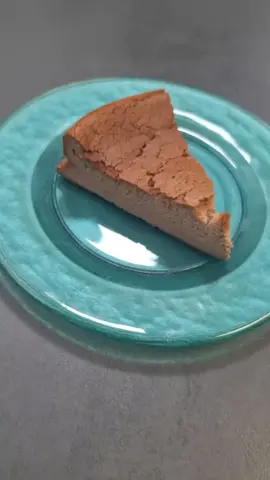 A post by @kochen.macht.spa on TikTok caption: schokokuchen mit nur 3 Zutaten  Rezept  7 Eier  500g Frischkäse  180g Schokolade  1 Stunde bei 180 Grad Ober und Unterhitze  #schokokuchen #kuchen #backen #lecker #food #essen #Foodie #funny #FoodLover #trends #rezept #einfacherezepte #schnellerezepte 