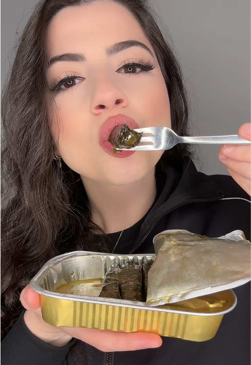 A post by @tugcedmr61 on TikTok caption: Siz kaç tane sarma yiyebiliyorsunuz?😅 #tüpmide 