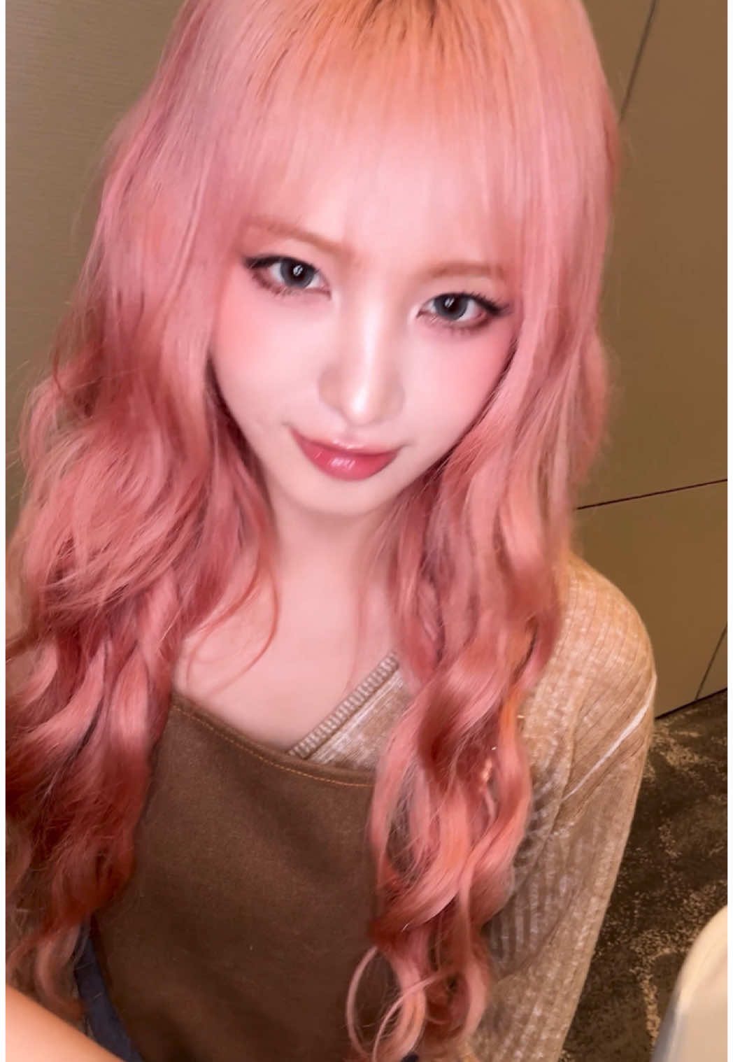 A post by @ive.official on TikTok caption: couple tralalaaaa #IVE #아이브 #アイヴ #REI #레이 #レイ #LIZ #리즈 #リズ