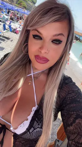A post by @danyqueen14 on TikTok caption: ⚠️TikTok sono a mare ⚠️ Solo d estate non vale 😒