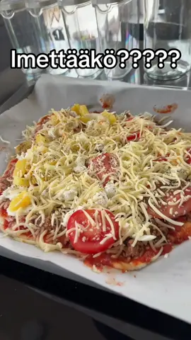 A post by @sampokaulanen on TikTok caption: Jos keisari pitäis pitsalla lepyttää niin se leppyis tällä! 💥♥️
