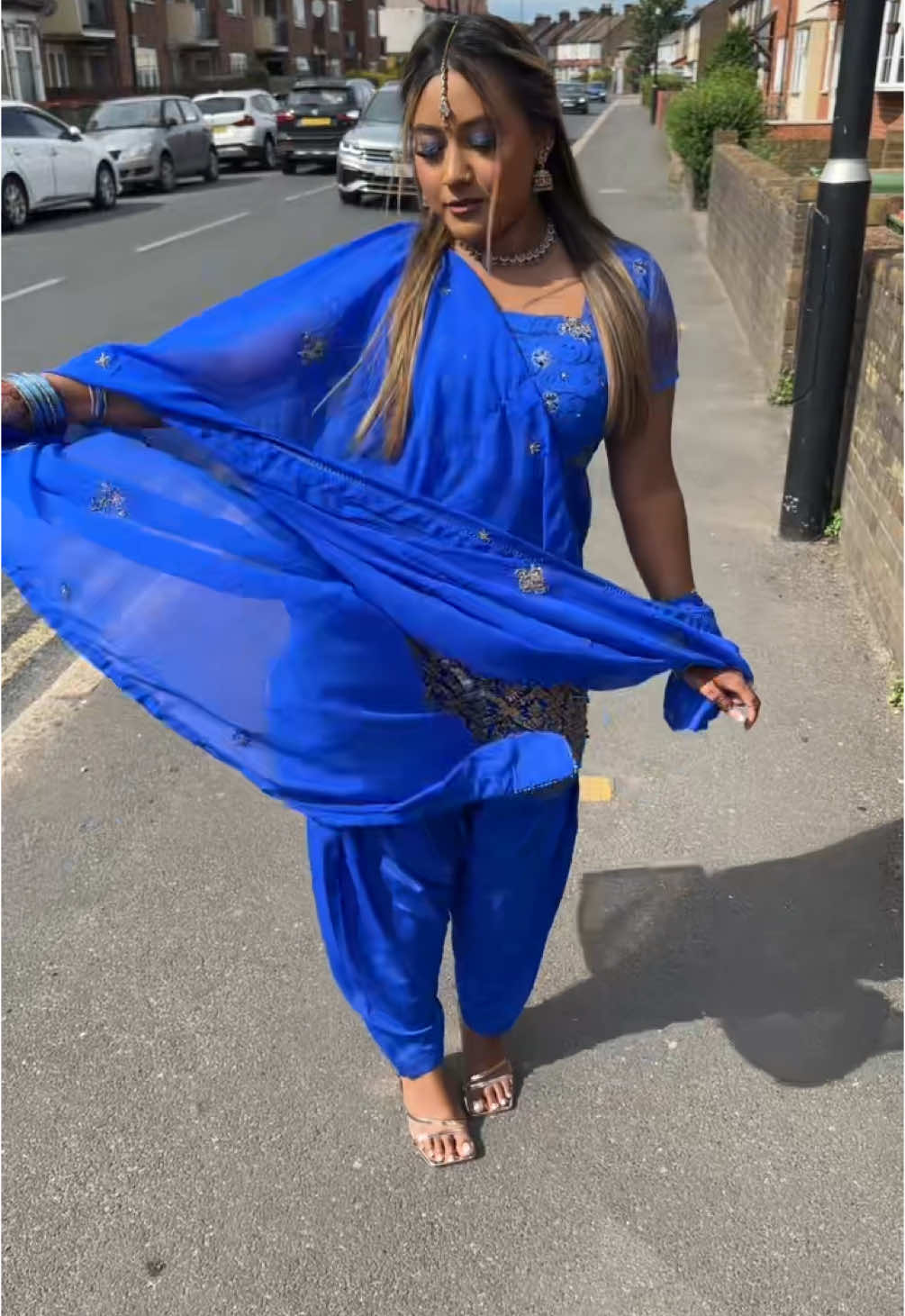 A post by @tanyabegum04 on TikTok caption: #tanyabegum04 #foryoupagе #bengaligirl #bolahalkehalke #hindisong #bluekameez 