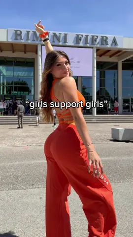 A post by @vickybenedettiii on TikTok caption: sempre bello vedere donne di qualsiasi età supportare una ragazza giovane sui social😄 e da notare la quantità di like agli ultimi commenti…  #VICKYFGM #GymTok #motivazione 