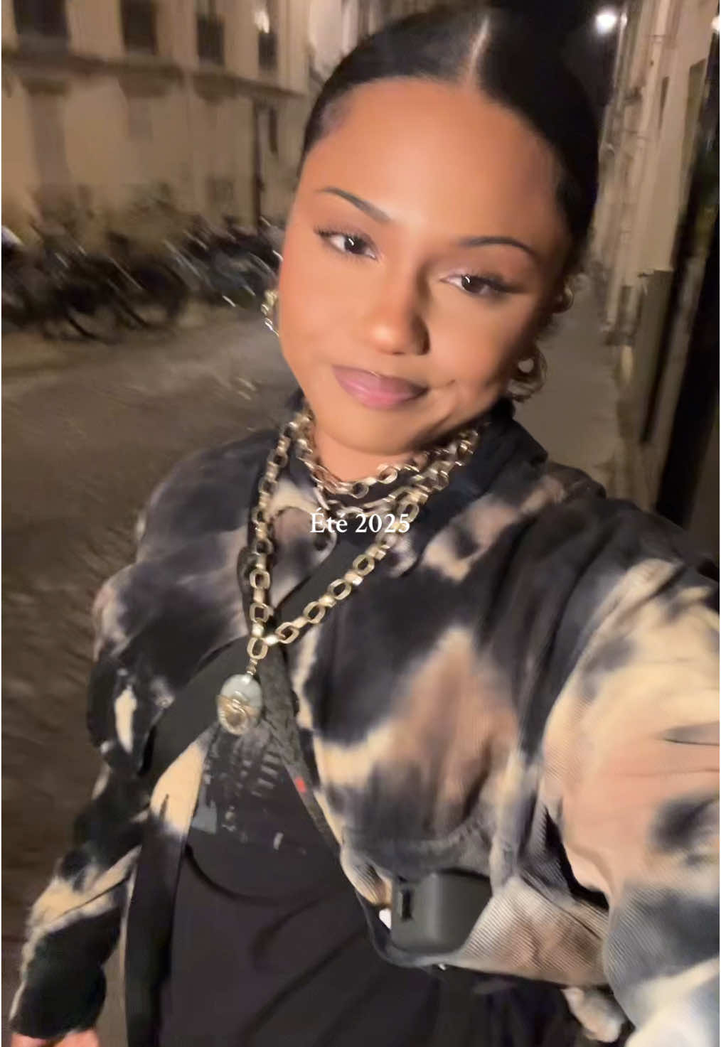 A post by @claracharlotteoff on TikTok caption: Dans ma tête à moi ⛅️ #newmusic #pourtoi #claracharlotte #fyp 