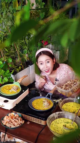A post by @vietphuongthoa98 on TikTok caption: Đúc bánh xèo nấm mối trên sân thượng 😆