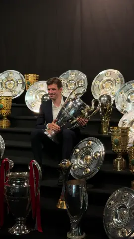 A post by @esmuellert on TikTok caption: Auf der Suche nach Platz für weitere Trophäen...  @fifaclubworldcup - wir kommen!  #fcbayern #miasanmia #esmuellert