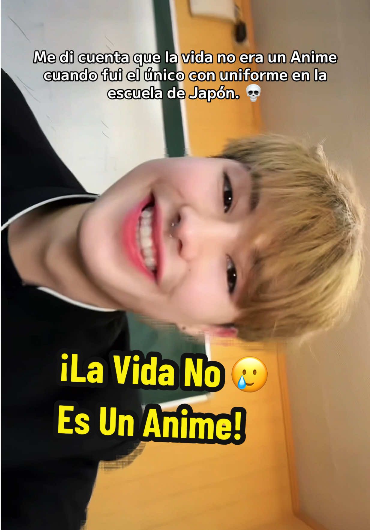 A post by @oscaramau3 on TikTok caption: Mi primer día en la escuela de Japonés yo era el único con uniforme…💀 #otakulife #oniichan #japan #school #cringe #verguenza 