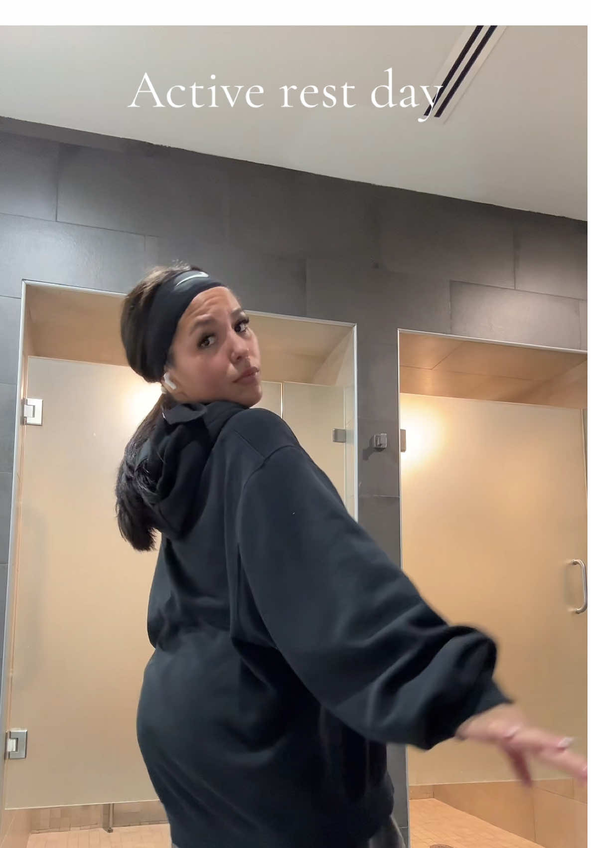A post by @alexxliftsss on TikTok caption: 60 min cardio , 1000 m row , 50 weighted crutches #fyp #xyzbca #explorepage #hyroxtraining 