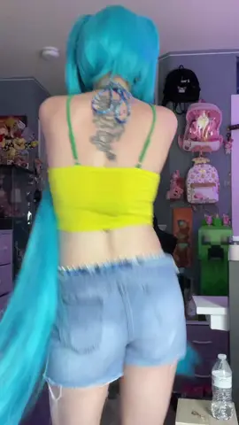 A post by @samzcos on TikTok caption: #miku #mikuhatsune #hatsunemiku #brazilmiku #brazilianmiku #vocaloid #samzcos 