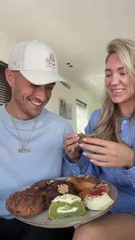 A post by @evievanvliet on TikTok caption: Taste test met mijn vriend die  niet van koekjes houdt @Belicio Cheats.nl 🍪 #tastetest #evievanvliet #eviemike #coupletiktoks 