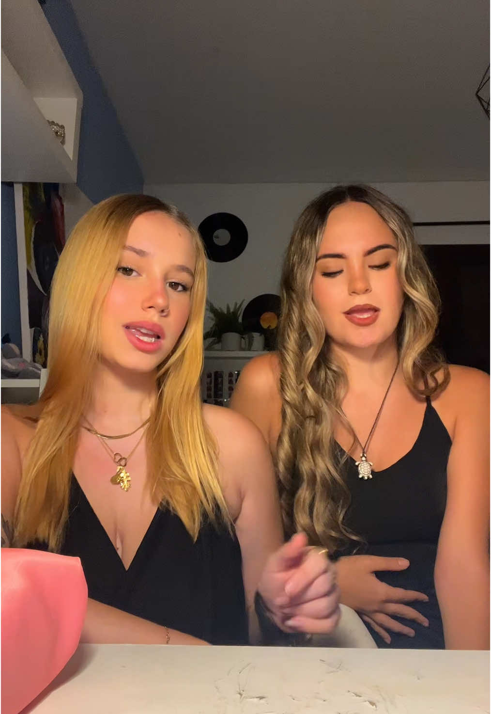 A post by @andreafernandez082 on TikTok caption: volvió la dupla #canarias @cande🐠 