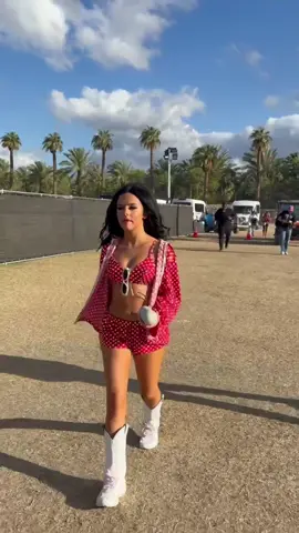 A post by @jessiemurphhh on TikTok caption: Touch me like a gangster summer tmu