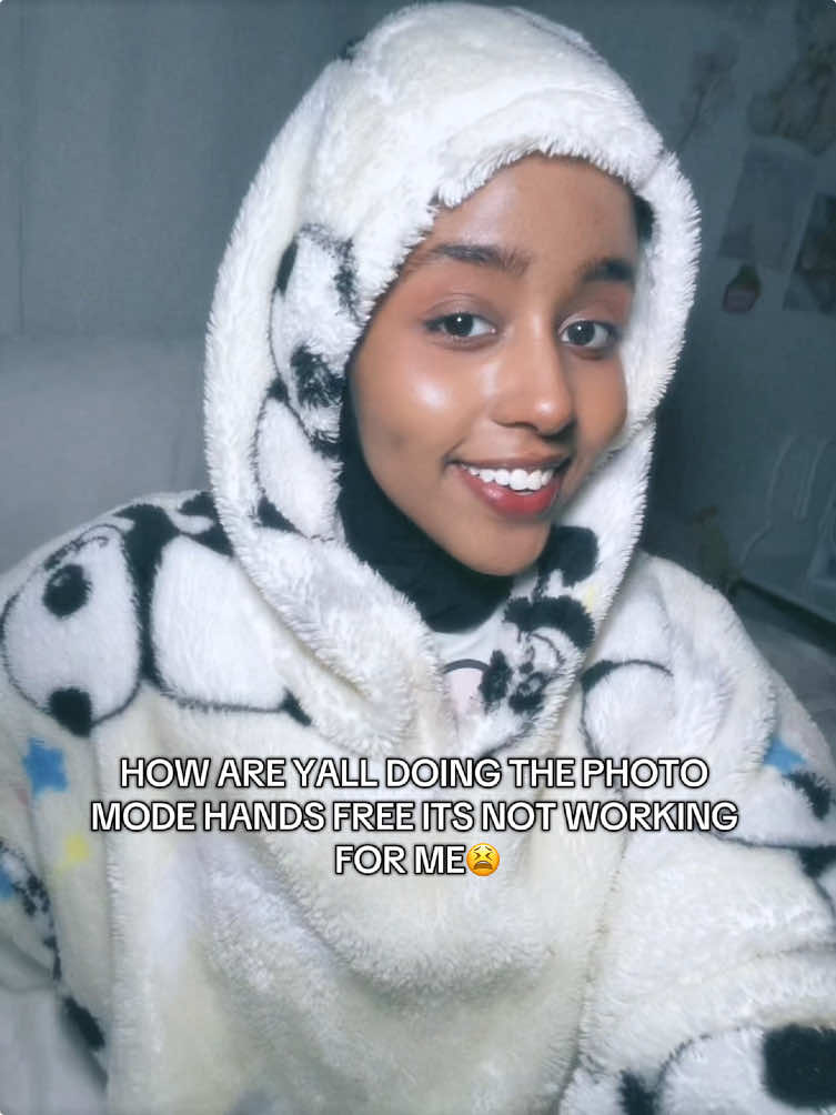 A post by @iconicyellow on TikTok caption: Does anyone know how people are doing this??? #photomode #fyp #foryoupage 