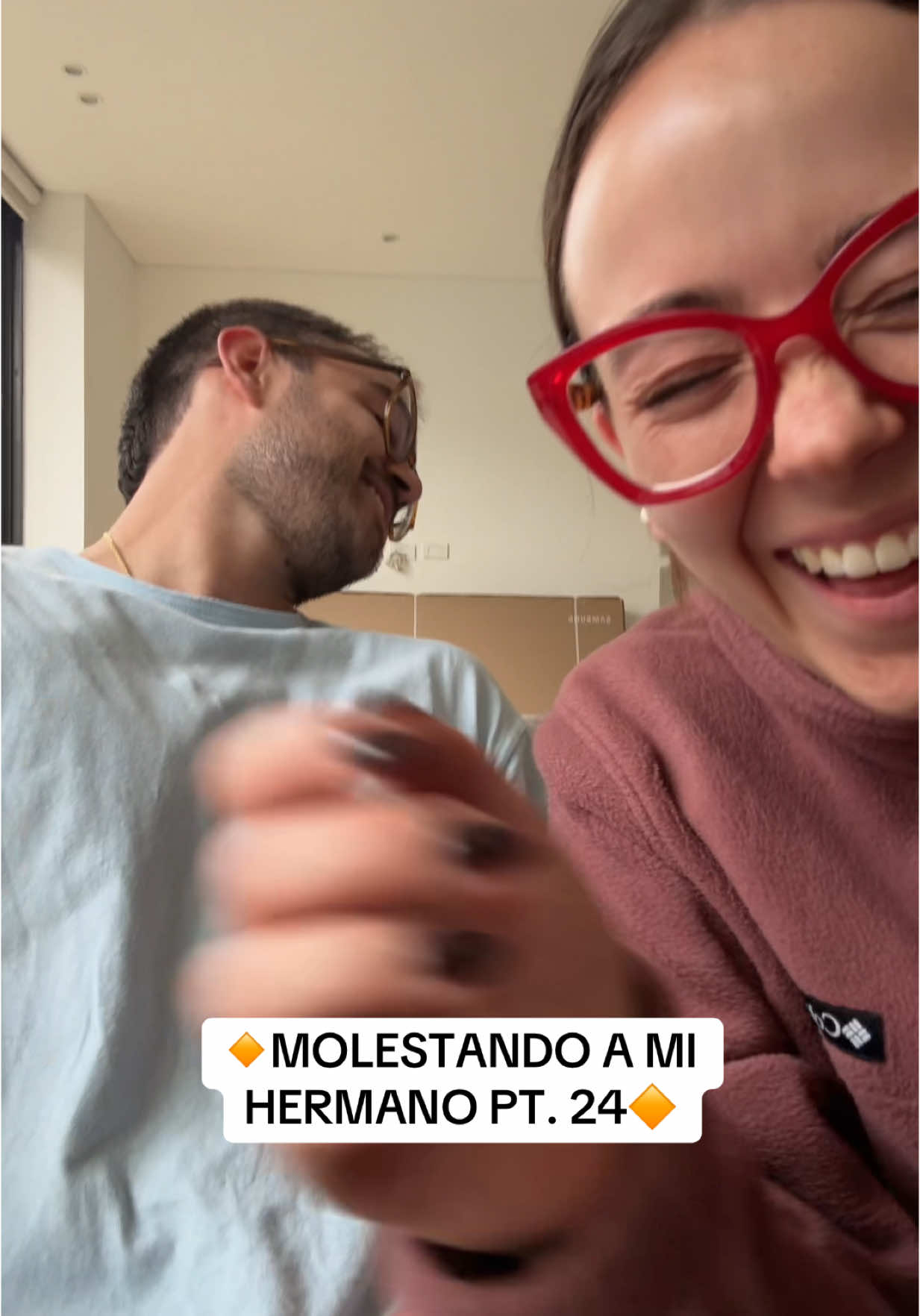 A post by @silvanaespinosau on TikTok caption: Jajajaja podría hacer esto toda mi vida jajajajaja #hermanos #hermano #broma #fyp 