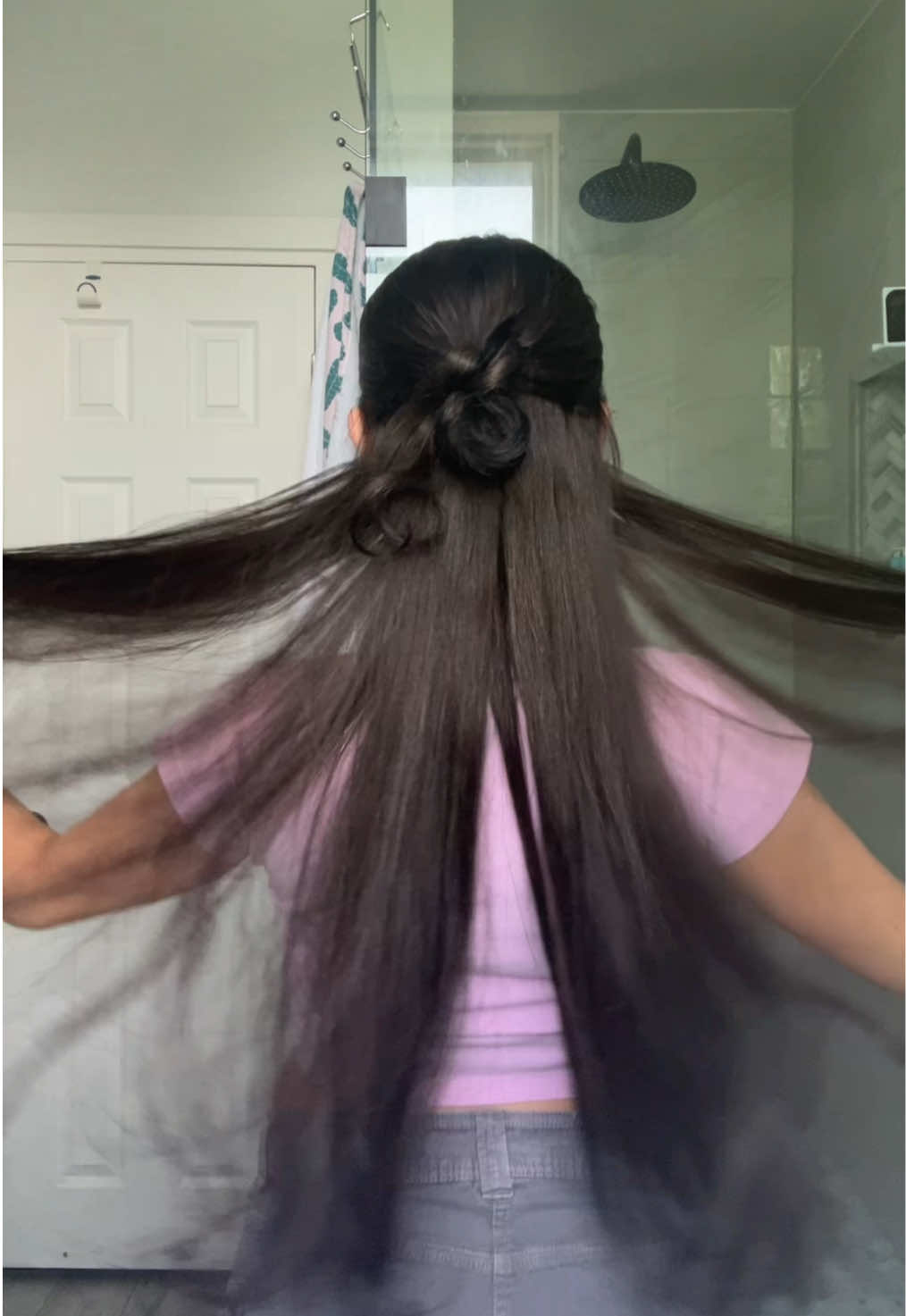 A post by @shastina on TikTok caption: never forget the oil 🍯🎀 @Gisou @Endaring Hair #gisouhairoil #endaringhair #clipinhairextensions 