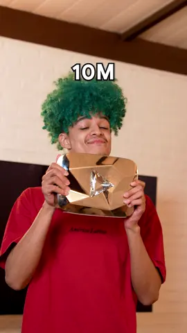A post by @jooj on TikTok caption: quando você não sabe se amostrar 😂😂 #irmaosnatu 