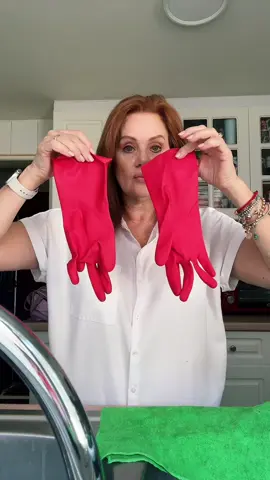 A post by @erikabuenfiloficial on TikTok caption: Hoy tocó sábado de limpieza.  #fyp #parati