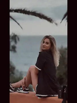 A post by @claudiamihalcea12 on TikTok caption: #foryoupage #foryoupagee 🌴🤍