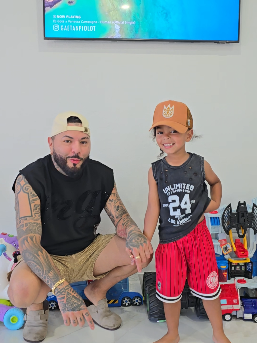 A post by @los_chacalitos2 on TikTok caption: #papa #hijos #humor 