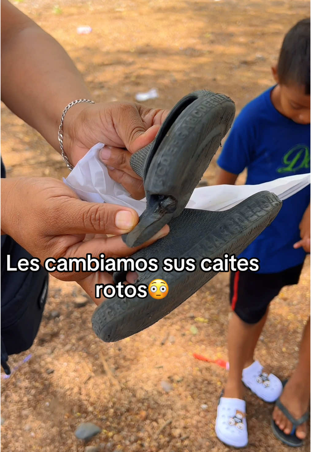 A post by @dalechapi on TikTok caption: Le cambiamos sus caites rotos #videoviral #dalechapin #videoparati 