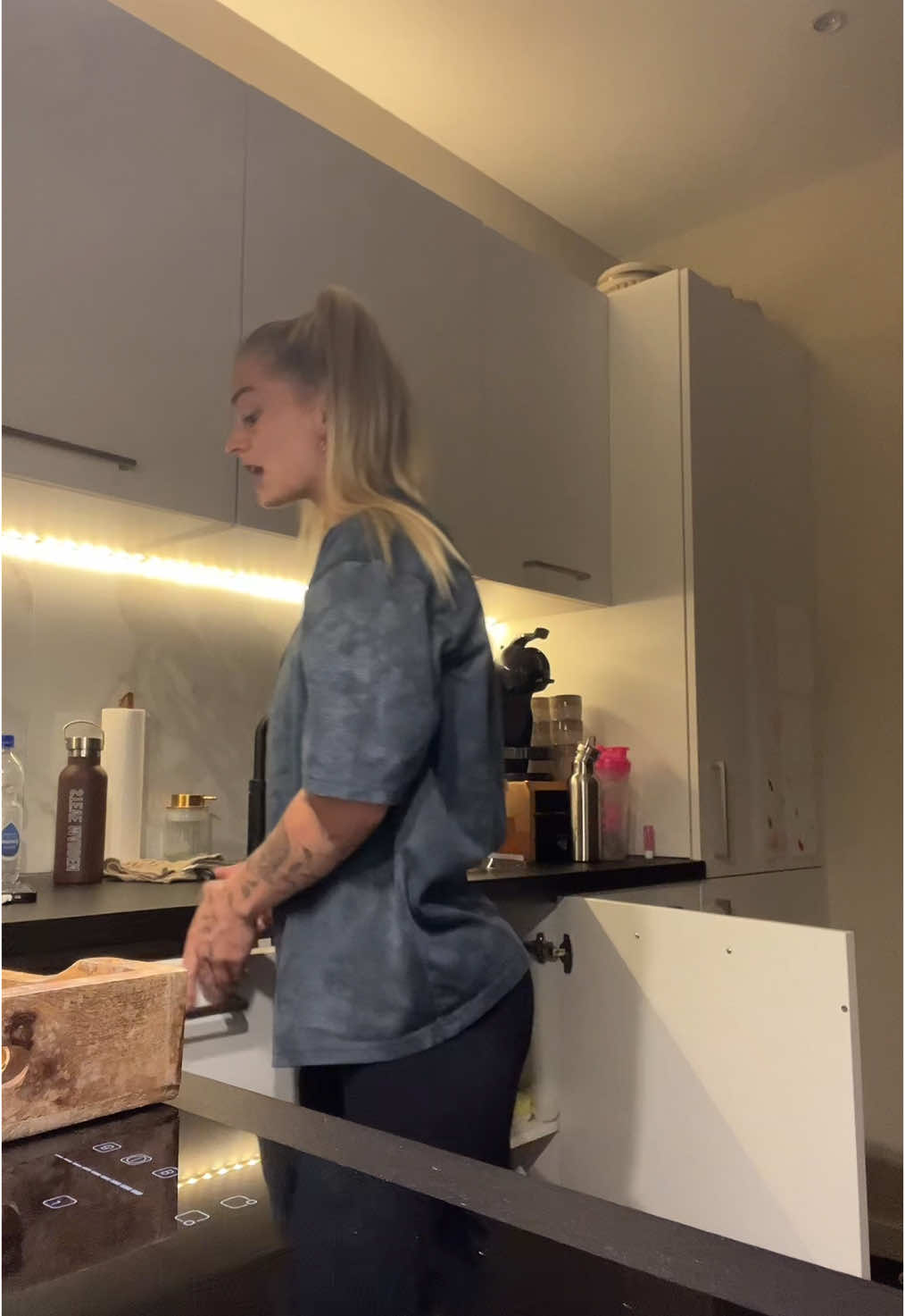 A post by @iris_de_waard on TikTok caption: Midnight cleaning 