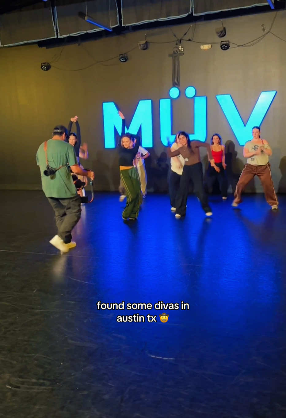 A post by @kellysweeney1 on TikTok caption: always a good time in tx 🫶🏻 #kellysweeneychoreo #tatemcrae #F1 #justkeepwatching 