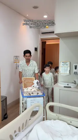 A post by @melvinahusyanti96 on TikTok caption: Ternyata perempuan beruntung itu adalah aku🥹😇