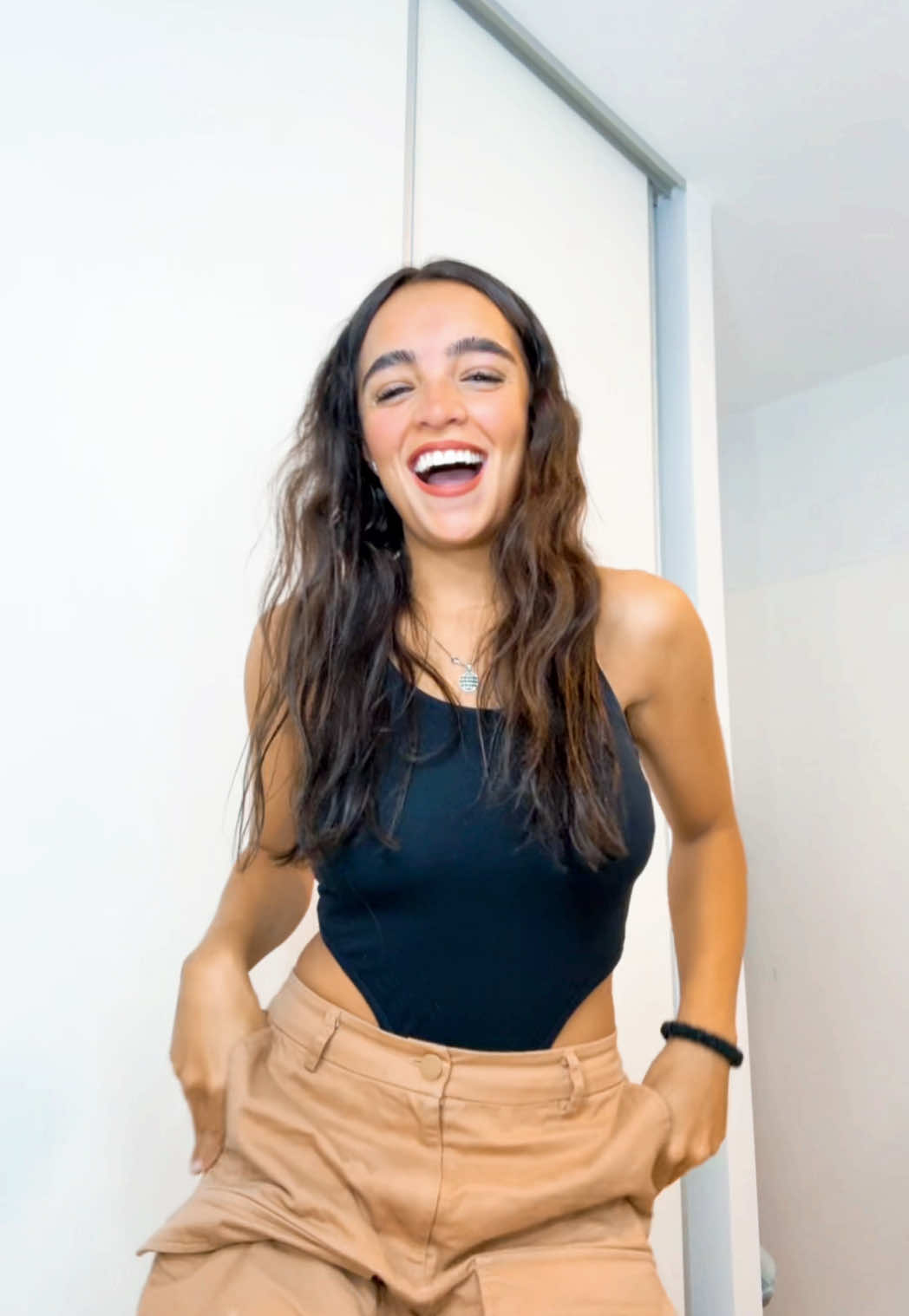 A post by @moreeandrade on TikTok caption: Al fin salgo un sábado 😈
