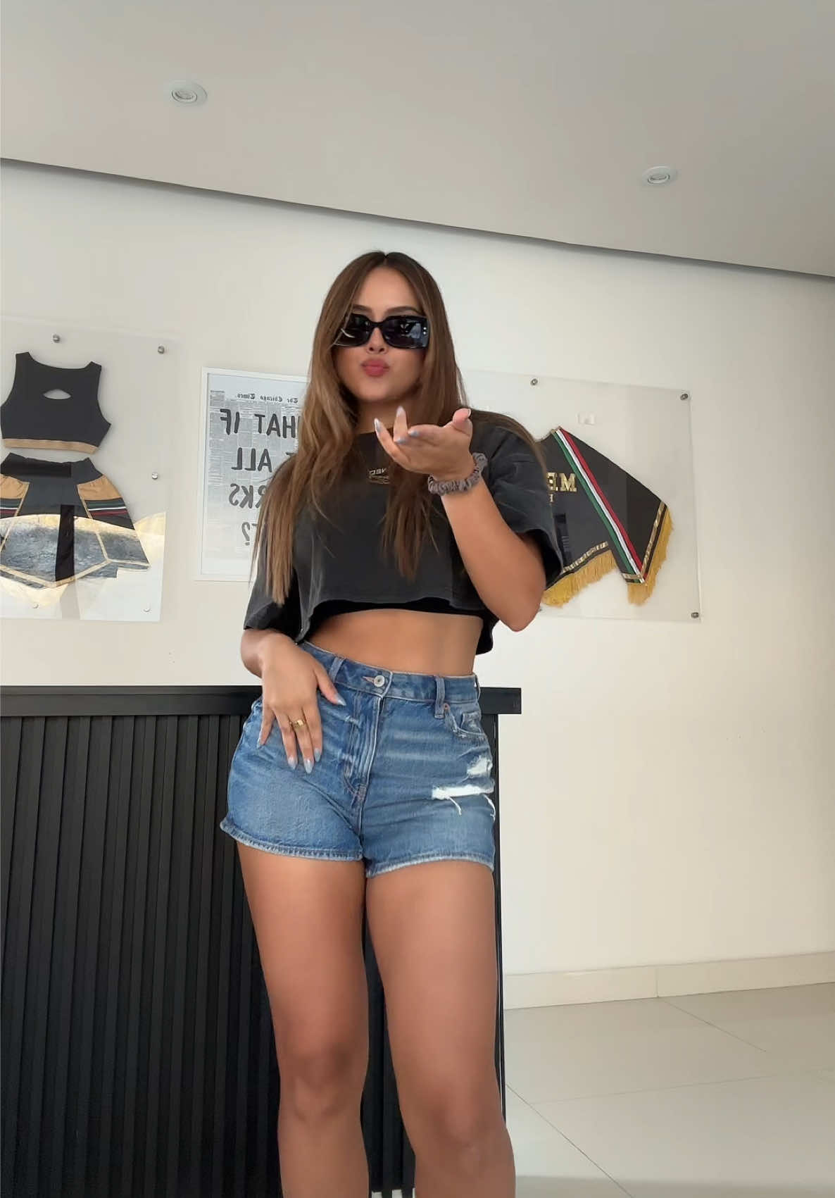 A post by @amablitz on TikTok caption: Invadiendo la casa de alguien 😛😛 Saben de quien? 🤭 #fyp #amablitz #viral 