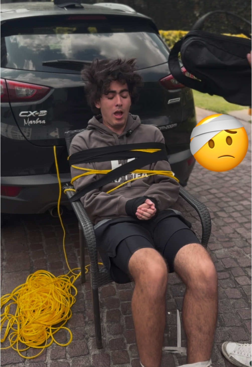 A post by @paolofajer on TikTok caption: Me di el golpe de mi vida grabando esto jajaja 😭 #paolofajer #prdetiktok #tantitomasmamon #consejos #consejosdeamor #amor #tecnicasparaligar 