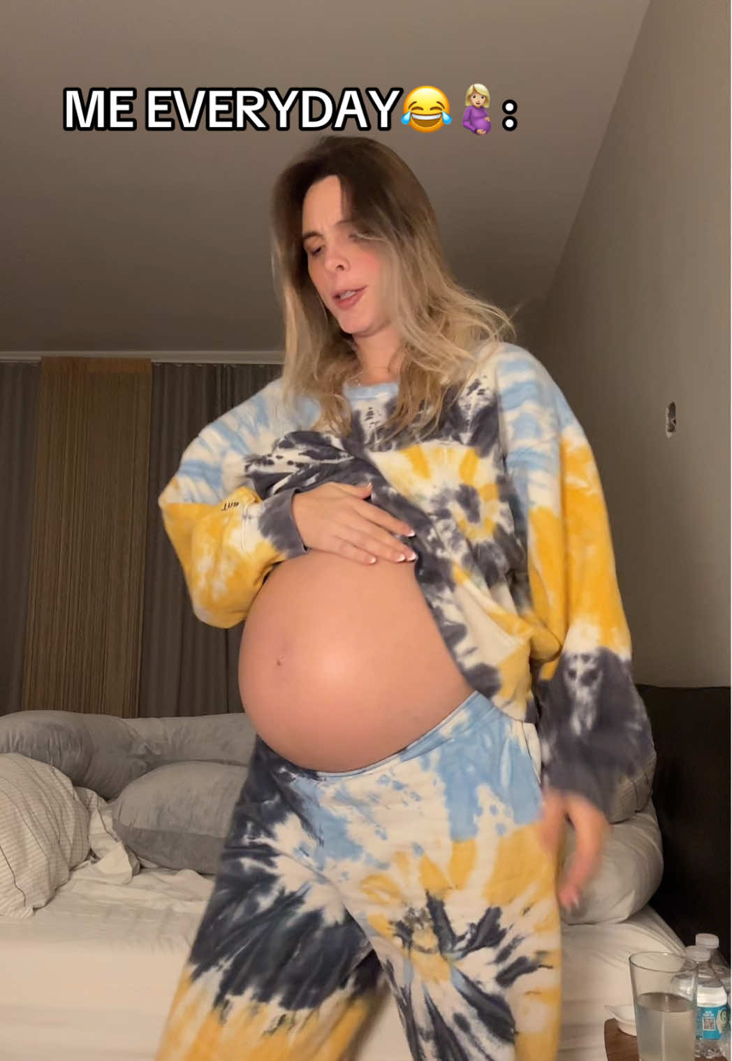 A post by @lelepons on TikTok caption: YO TODOS LOS DÍAS 😂🤰🏼🤰🏼 