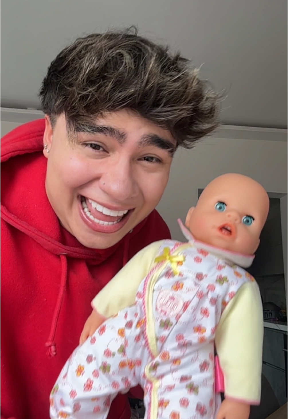 A post by @christianfabiannn on TikTok caption: Me hice creer a mi novia que regañe a mi hija 😂❤️ @Nicole Bernal ✨✨